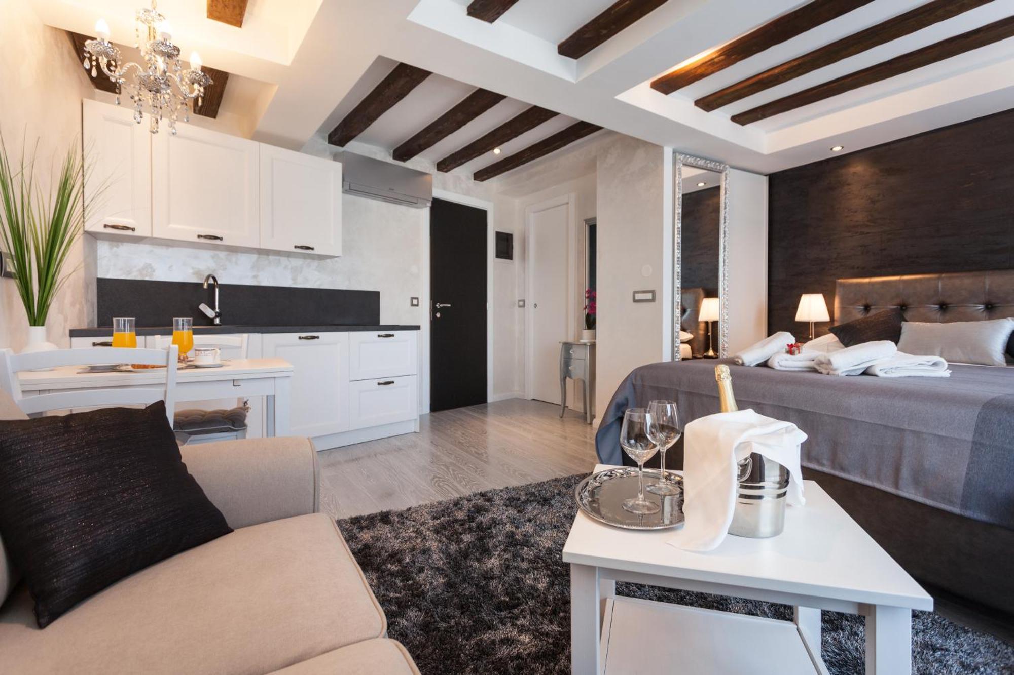 Royal Apartments روفينج المظهر الخارجي الصورة